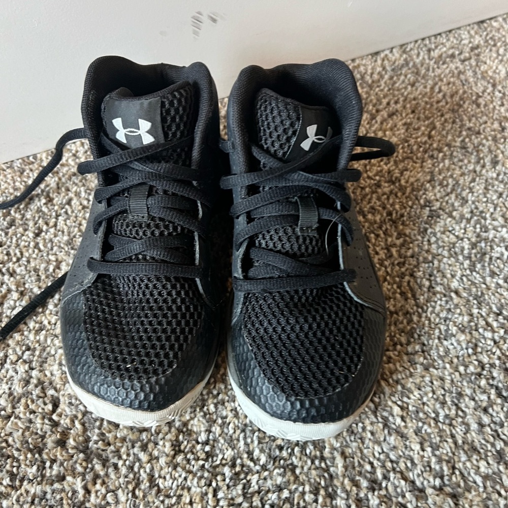 Under armor shoes boys or girls size 12